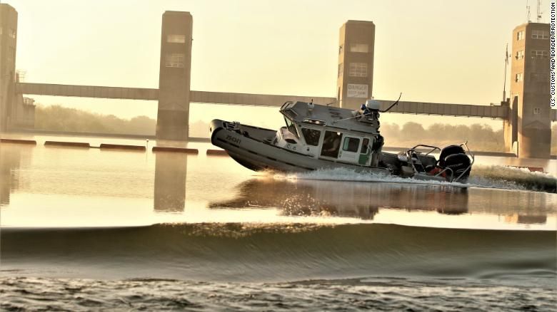 Un barco de la Patrulla Fronteriza de EE.UU. en el Río Grande recibe disparos desde el lado mexicano