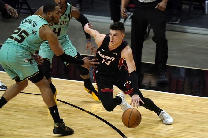 Monk se vuelve loco, anota 36 y Hornets superan al Heat en tiempo extra