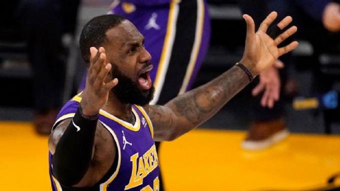 La NBA advierte a LeBron James y Kyle Kuzma por fingir faltas