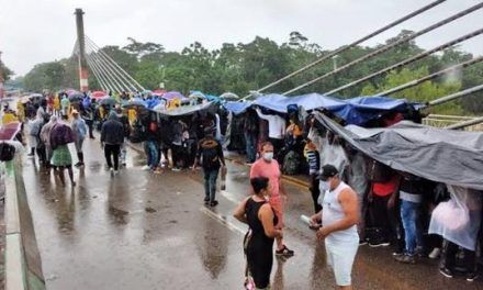 Migrantes haitianos intentan ingresar en Perú desde la frontera brasileña
