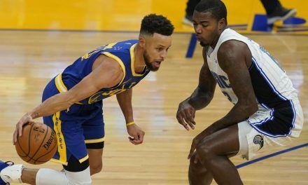 Curry anota 10 triples, Warriors vencen a Magic 111-105