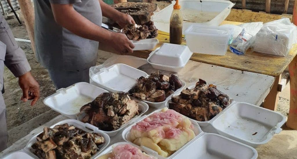 Presos y policías hacen una sabrosa “juntadera” en Cotuí