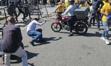 Manifestantes del 30 % AFP rompen cordón policial y son dispersados a bombazos