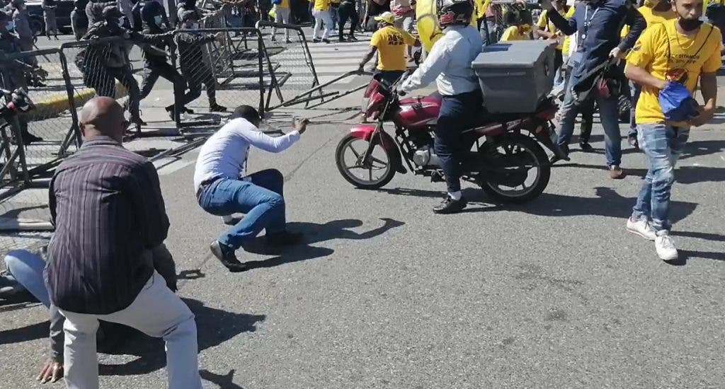 Manifestantes del 30 % AFP rompen cordón policial y son dispersados a bombazos
