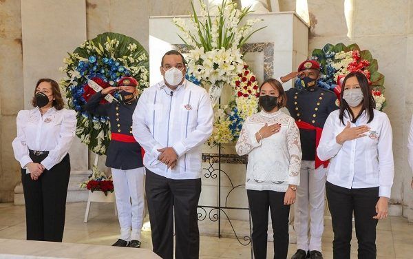 Comisión Nacional de Energía deposita Ofrenda Floral por Mes de la patria