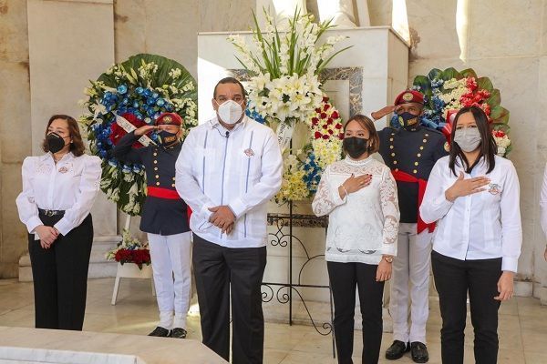 Comisión Nacional de Energía deposita Ofrenda Floral por Mes de la patria