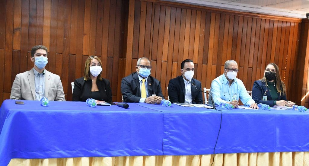 Salud defiende licitación para comprar jeringuillas tras denuncia