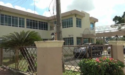 Exempleados exigen pago de prestaciones laborales a la alcaldesa de Monte Plata