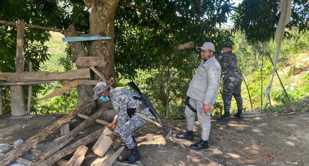 Policía desmantela galleras clandestinas en distrito municipal de Juan Adrián y comunidad El Verde