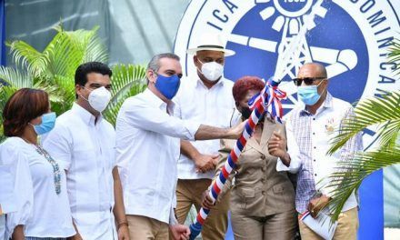 Abinader entrega acueducto pero reclaman tuberías