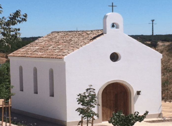Alcaldía y comunidad construyen una capilla en el municipio Villa La Mata