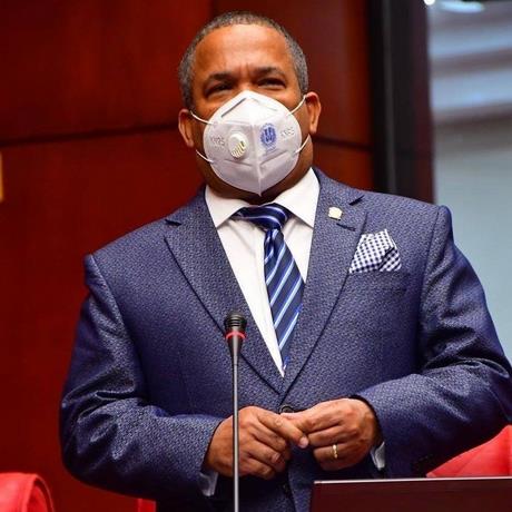 Héctor Acosta enfrenta dolores cervicales y se somete a estudios médicos