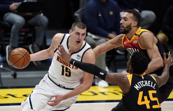 Jokic anota 47 y los Nuggets paran Utah