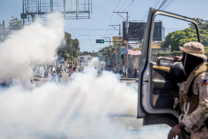 La Policía de Haití usa gas lacrimógeno contra periodistas en una manifestación contra Moise