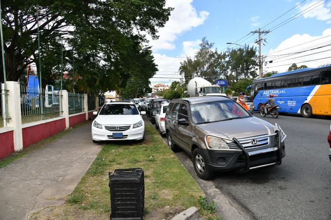 Los transeúntes no tienen por dónde pasar