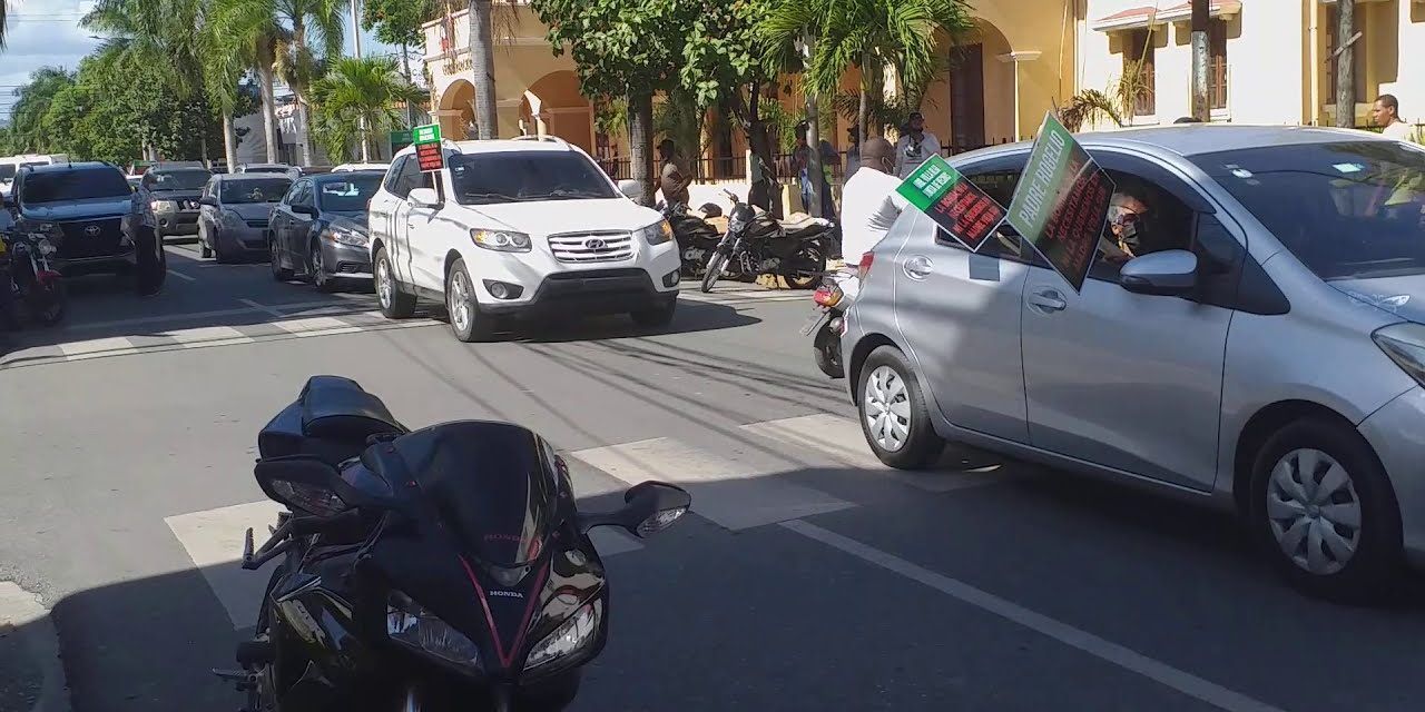 El padre Rogelio acompaña residentes de Madre Vieja en caravana contra gasolinera