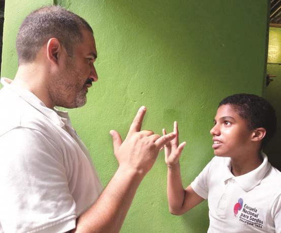 Padre e hijo: Le cogen la ‘seña’ a la comunicación