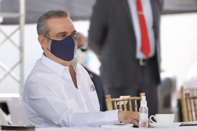 Presidencia informa a quiénes dona el salario Luis Abinader