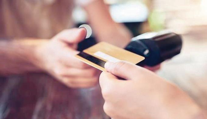 SIB prohíbe cargos para renovar tarjetas crédito