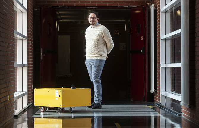 Primer robot colaborativo que trabaja con vehículos en movimiento