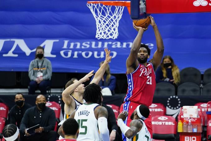 Embiid anota 40 en la victoria de los Sixers, Twons produce 16 pero Minnesota cae