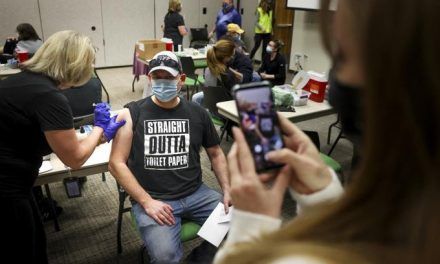 Millones de vacunados en Estados Unidos esperan instrucciones sobre su futuro
