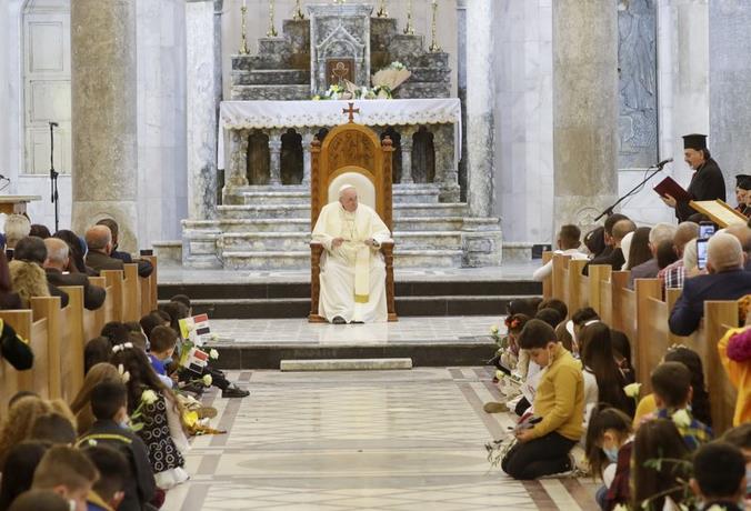 El papa pide a los cristianos de Irak que reconstruyan