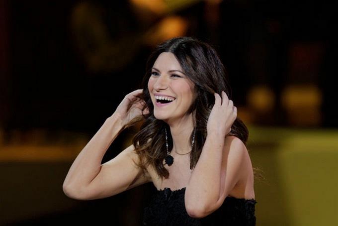Laura Pausini recibe el cariño de Sophia Loren por su nominación al Óscar