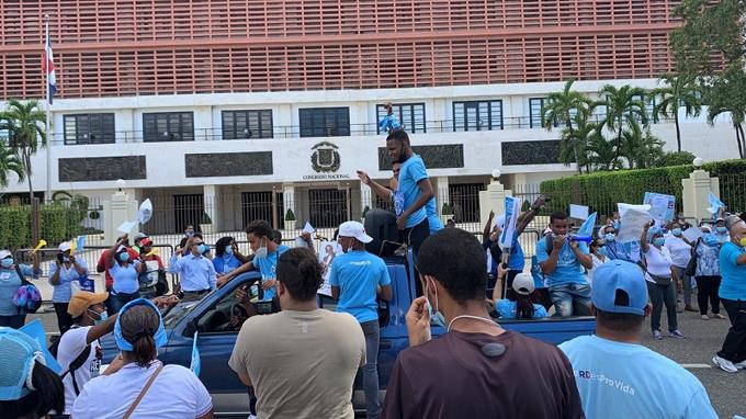 “Sí a la vida, no a la muerte”, el lema de las banderas azules que ondearon frente al Congreso Nacional
