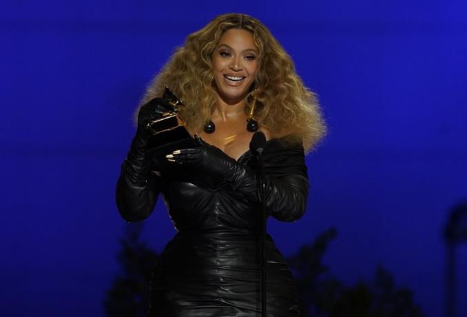 A Beyoncé le roban costosos bolsos y vestidos valorados en un millón de dólares
