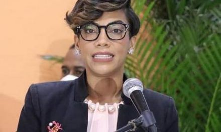 Gobernadora Montecristi pide disculpas por declaraciones sobre empleos