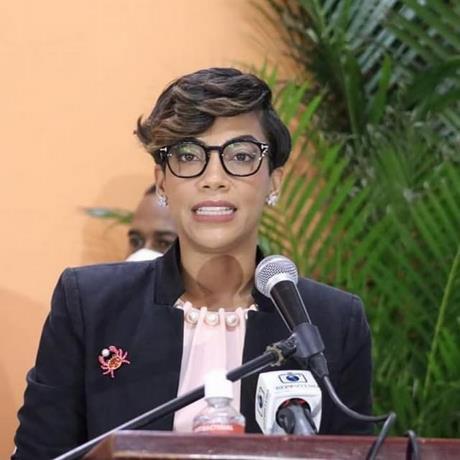 Gobernadora Montecristi pide disculpas por declaraciones sobre empleos