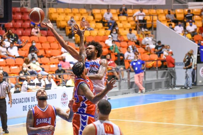 Paris Bass anota 27 y lleva al club Domingo Paulino a un triunfo