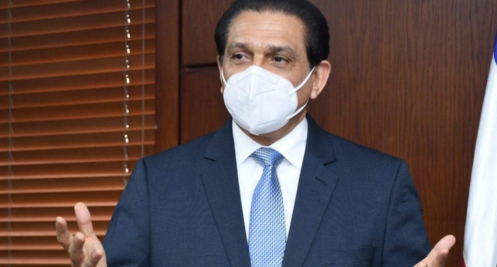 Ministro de Salud descarta hombre haya muerto tras recibir vacuna contra el coronavirus