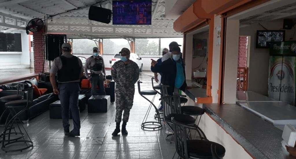Cierran negocios en La Vega por incumplir con distanciamiento físico y uso de mascarillas