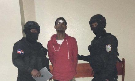 Policía apresa presunto delincuente por atraco y robo en la vía pública, en La Vega