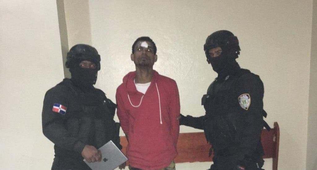 Policía apresa presunto delincuente por atraco y robo en la vía pública, en La Vega