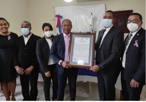 Alcaldía Villa Jaragua reconoce y declara hijo adoptivo a periodista Deivy Pérez