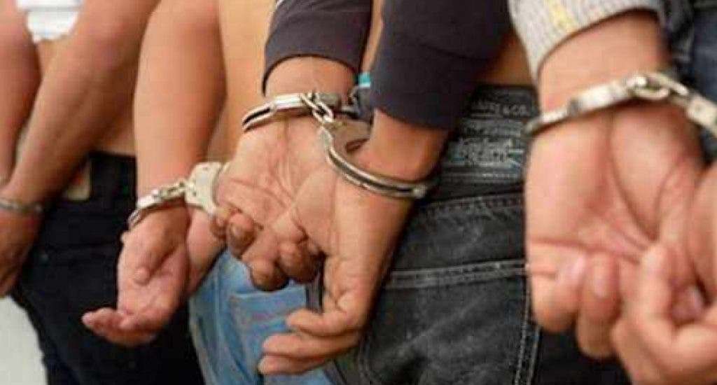 Arrestan a tres hombres que intentaron canjear cheques falsos en Villa Tapia