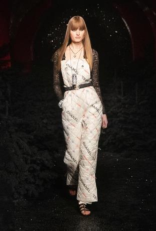 Chanel juega con las texturas y el estilo montañero en la pasarela