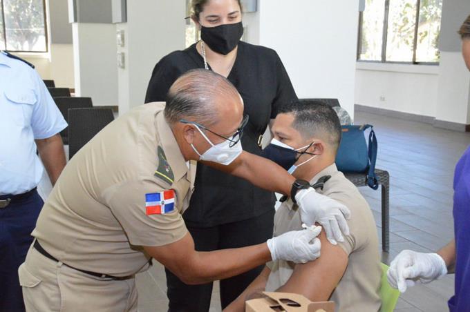 Comenzó ayer la vacunación a 58,000 militares