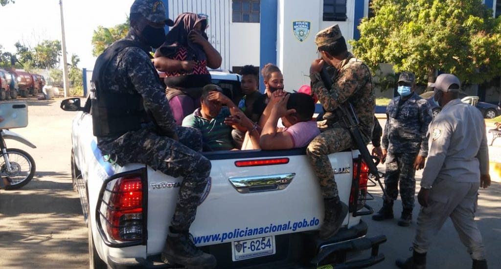 PN apresa varias personas en Sánchez Ramírez por invasión de terrenos
