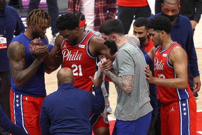 Embiid sufre contusión ósea en rodilla izquierda
