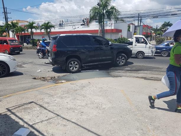 Esquivando hoyos y basura, así «avanzan» los munícipes de SDE por sus calles