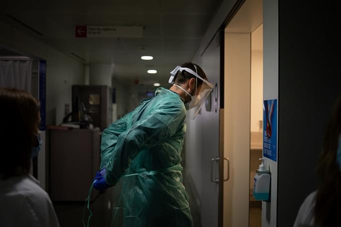 Estudio encuentra altas tasas de depresión, ansiedad y estrés postraumático en todo el mundo en trabajadores de la salud