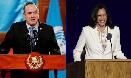 Kamala Harris habla con Giammattei sobre migración y Centroamérica
