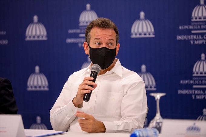 Ito Bisonó: En el mundo «se ha dado una tormenta perfecta» para aumentos de las gasolinas