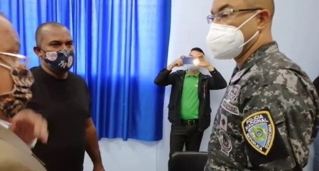 Entregan a las autoridades acusado de ultimar a raso de la Policía en La Vega