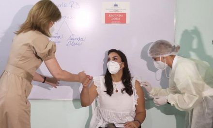 Priorizan la vacuna para los maestros, militares y policías