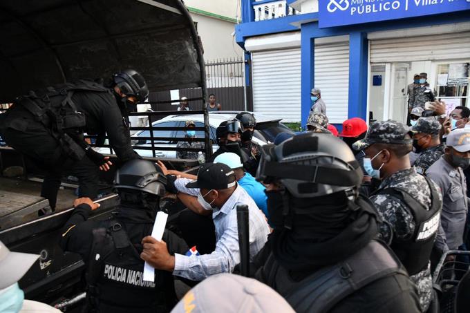 Solo se le conocerá coerción a los 6 agentes de la Policía y la Fiscalía dice no «descarta imputar a más personas»